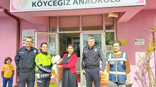 Köyceğiz'de polisler minikleri sevindirdi
