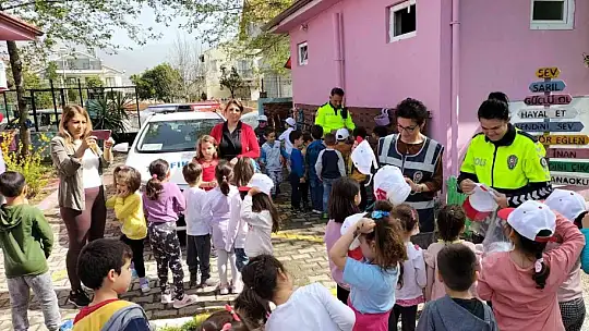 Köyceğiz'de polisler minikleri sevindirdi