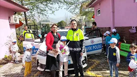 Köyceğiz'de polisler minikleri sevindirdi