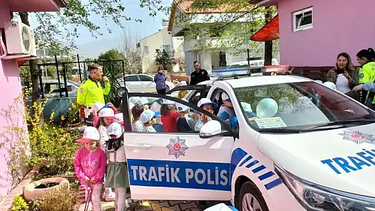 Köyceğiz'de polisler minikleri sevindirdi