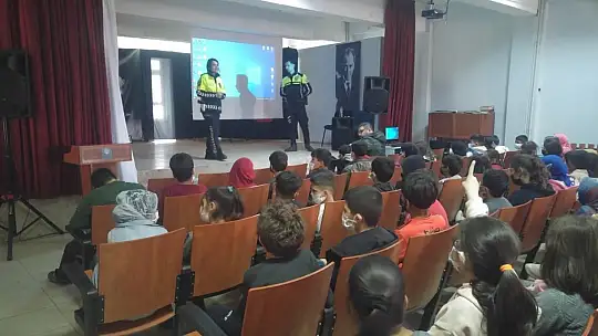Köyceğiz'de polislerden öğrencilere eğitim
