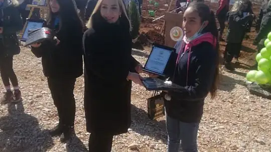 Köyceğizli Yeliz, ödülünü Milletvekili Yelda Erol Gökcan'dan aldı