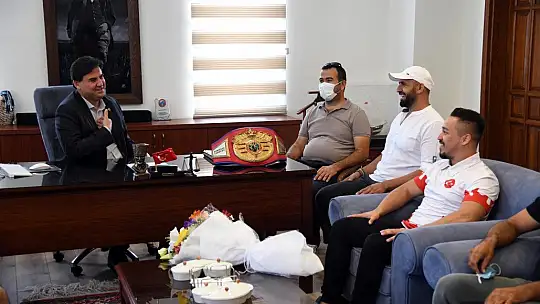 Milli Boksör Alcu, Karaca'yı ziyaret etti