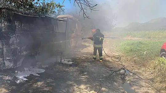 Kullanılmayan araçta başlayan yangın Sazlık alana sıçradı