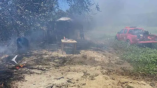 Kullanılmayan araçta başlayan yangın Sazlık alana sıçradı