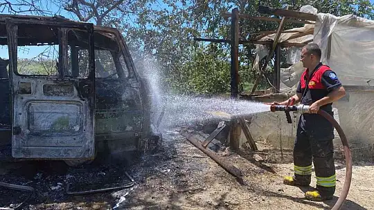 Kullanılmayan araçta başlayan yangın Sazlık alana sıçradı