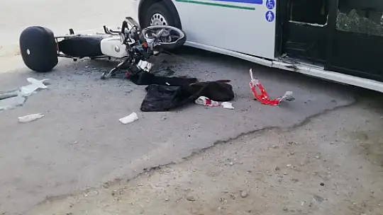 FETHİYE'DE MİNİBÜS VE MOTOSİKLET ÇARPIŞTI, MOTOSİKLET SÜRÜCÜSÜ AĞIR YARALANDI 