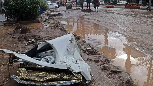 KUMLUCA'DA SEL ESNAFI VURDU, GÖRÜNTÜLER SAVAŞ ALANLARINI ARATMADI