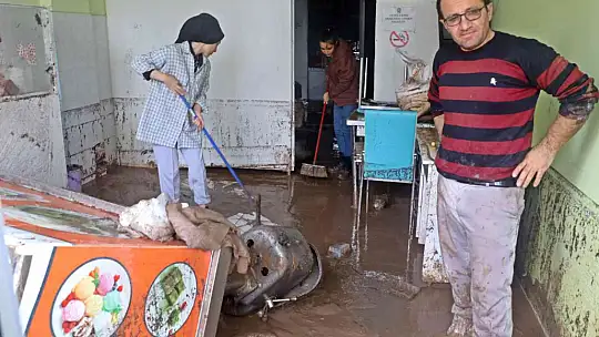 KUMLUCA'DA SEL ESNAFI VURDU, GÖRÜNTÜLER SAVAŞ ALANLARINI ARATMADI