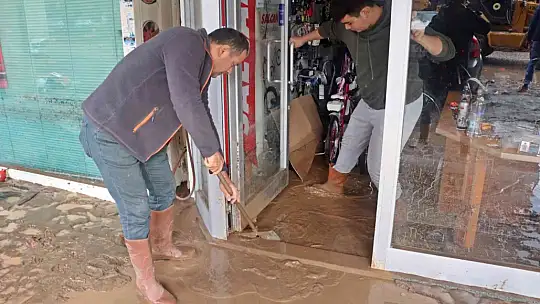 KUMLUCA'DA SEL ESNAFI VURDU, GÖRÜNTÜLER SAVAŞ ALANLARINI ARATMADI