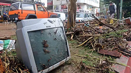 KUMLUCA'DA SEL ESNAFI VURDU, GÖRÜNTÜLER SAVAŞ ALANLARINI ARATMADI
