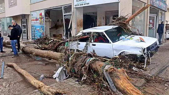 KUMLUCA'DA SEL ESNAFI VURDU, GÖRÜNTÜLER SAVAŞ ALANLARINI ARATMADI