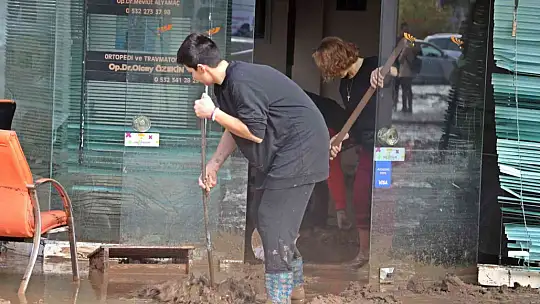 KUMLUCA'DA SEL ESNAFI VURDU, GÖRÜNTÜLER SAVAŞ ALANLARINI ARATMADI