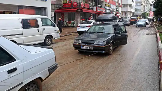 KUMLUCA'DA SEL ESNAFI VURDU, GÖRÜNTÜLER SAVAŞ ALANLARINI ARATMADI
