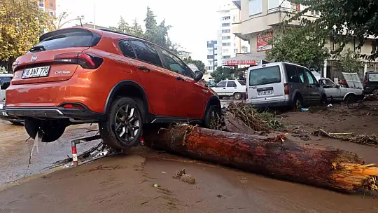 KUMLUCA'DA SEL ESNAFI VURDU, GÖRÜNTÜLER SAVAŞ ALANLARINI ARATMADI