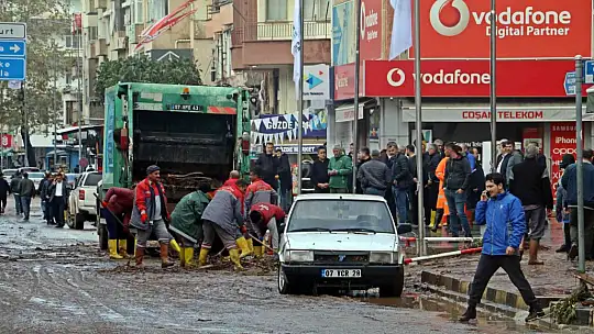 KUMLUCA'DA SEL ESNAFI VURDU, GÖRÜNTÜLER SAVAŞ ALANLARINI ARATMADI