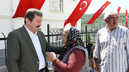 Vali Tavlı, Depremzede Ailelerle Bayramlaştı