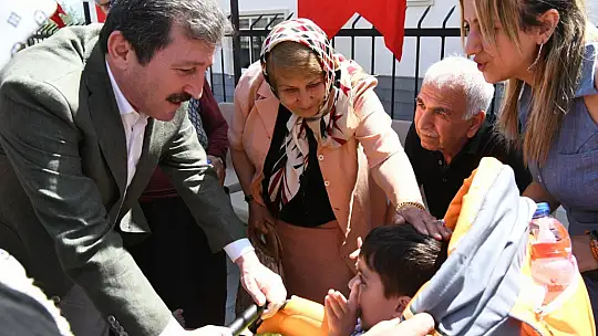 Vali Tavlı, Depremzede Ailelerle Bayramlaştı