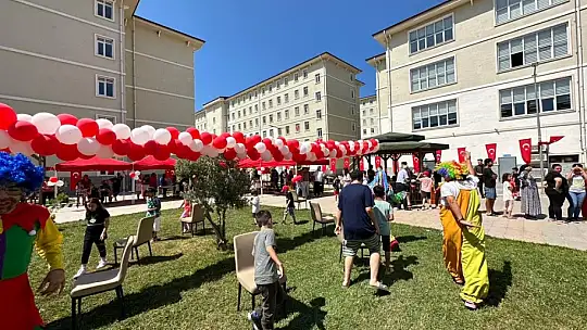 Vali Tavlı, Depremzede Ailelerle Bayramlaştı