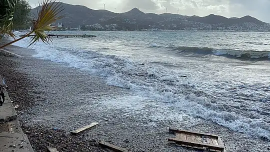 Lodos, Bodrum'da lüks yatı karaya sürükledi