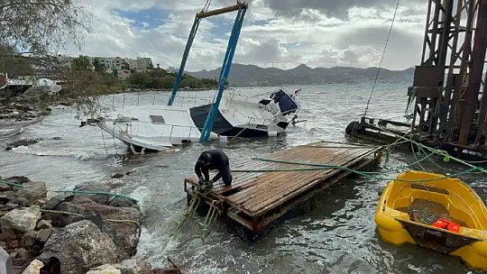 Lodos, Bodrum'da lüks yatı karaya sürükledi