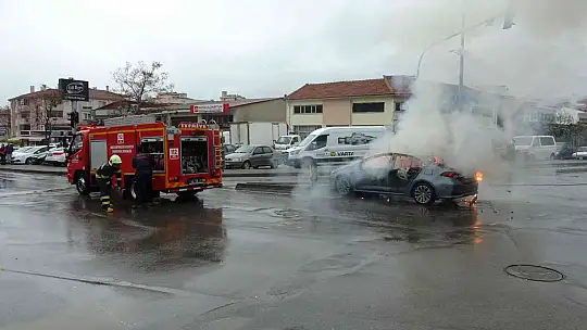 LPG'Lİ OTOMOBİL ALEV ALDI: 2 YARALI