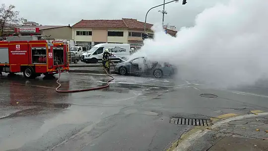 LPG'Lİ OTOMOBİL ALEV ALDI: 2 YARALI