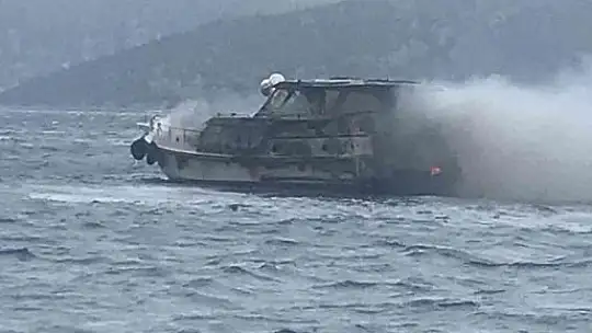 Lüks teknedeki yangın söndürüldü