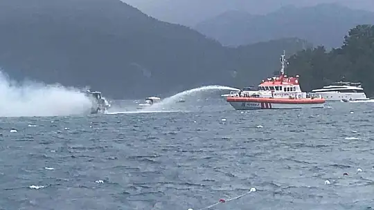 Lüks yat cayır cayır yandı