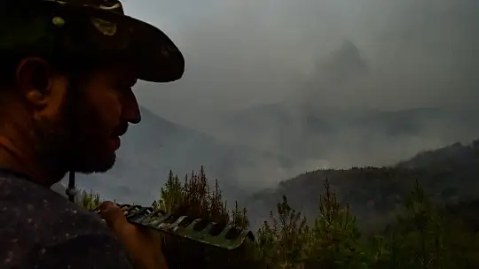 Mahalleli yangını çaresizlikle izledi