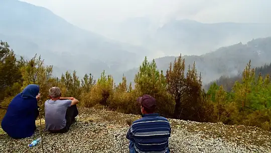 Mahalleli yangını çaresizlikle izledi