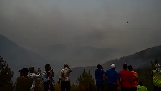 Mahalleli yangını çaresizlikle izledi