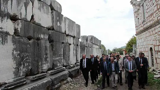 Mahir Ünal Stratonikeia'yı gezdi