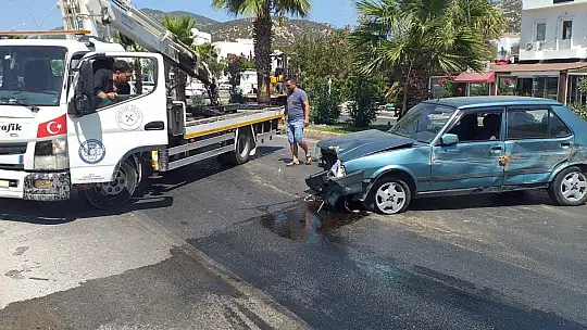 Makas atan otomobil sürücüsü kazaya neden olup kaçtı