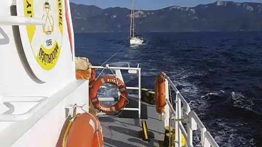 Makine arızası yapan tekne Marinaya çekildi