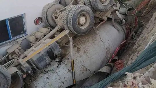 Manevra yapan beton mikseri devrildi