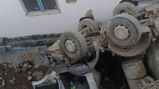 Manevra yapan beton mikseri devrildi