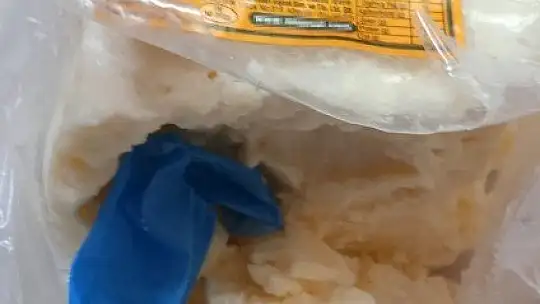 Marketten aldığı peynirin içinden eldiven çıktı