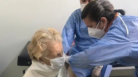 Marmaris Belediyesi Huzurevi sakinleri aşılandı