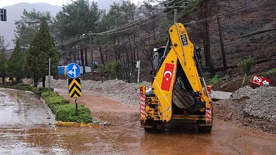 Marmaris Belediyesi, sağanak yağışla birlikte yaşanan olumsuzluklara anında müdahale etti