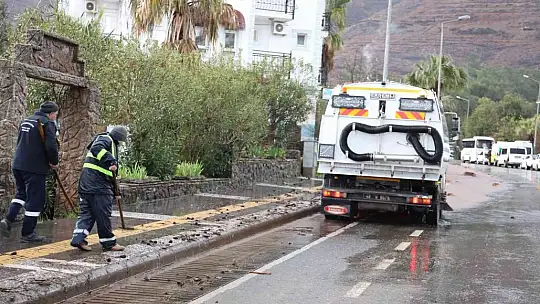 Marmaris Belediyesi, sağanak yağışla birlikte yaşanan olumsuzluklara anında müdahale etti