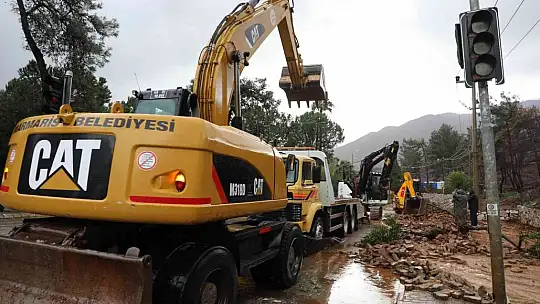Marmaris Belediyesi, sağanak yağışla birlikte yaşanan olumsuzluklara anında müdahale etti