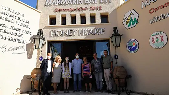 Marmaris'e gelen Alman heyet yer fıstığı topladı