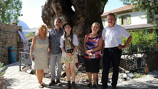 Marmaris'e gelen Alman heyet yer fıstığı topladı