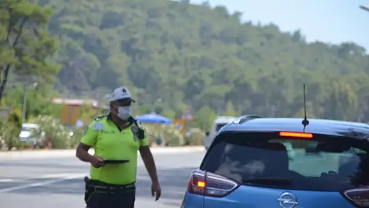 Marmaris, giriş ve çıkış noktalarında denetimler sürüyor