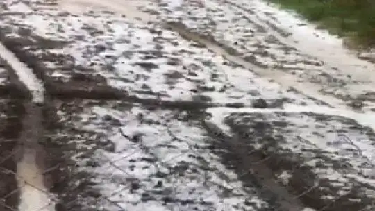 Marmaris'i kar değil, dolu beyaza bürüdü