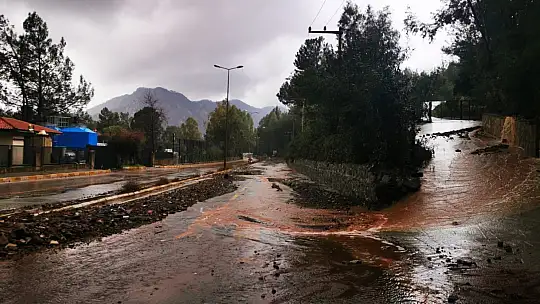 Marmaris-İçmeler karayolunda ulaşım tek şeritten sağlanıyor