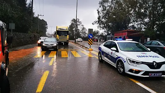 Marmaris-İçmeler karayolunda ulaşım tek şeritten sağlanıyor
