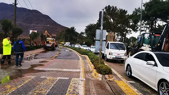 Marmaris-İçmeler karayolunda ulaşım tek şeritten sağlanıyor