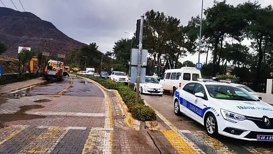 Marmaris-İçmeler karayolunda ulaşım tek şeritten sağlanıyor